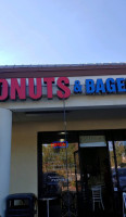 Grumpy's Donuts Bagels outside