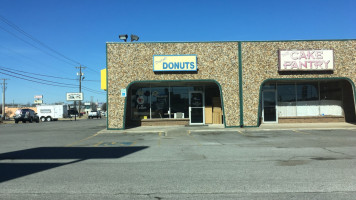 Daylight Donuts outside