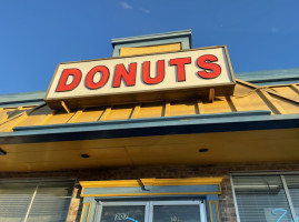 Zak's Donuts outside