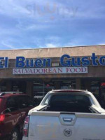 e El Buen Gusto outside