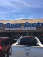 e El Buen Gusto outside