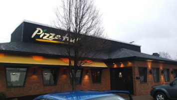 Pizza Hut outside