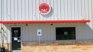 Lone Oak Donuts outside