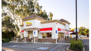 In-n-out Burger outside