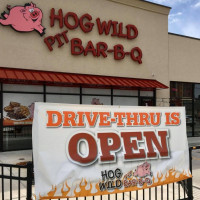 Hog Wild Pit B-q outside