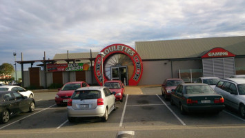 Roulettes Tavern outside