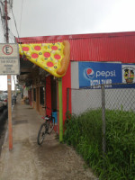 Pizza Zamir outside