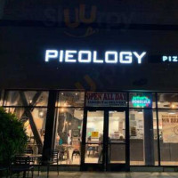 Pieology Pizzeria inside