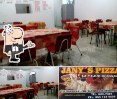 Janys Pizza inside