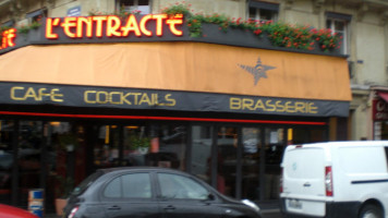 L'Entracte outside