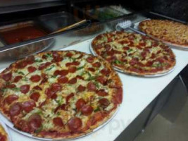 Doreen's Pizzeria food