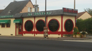 Le Tonneau outside