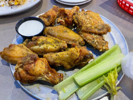 Pluckers Wing food