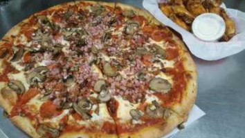 Giovannis Pizzeria food