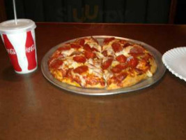 Rusty's Pizza Parlor food