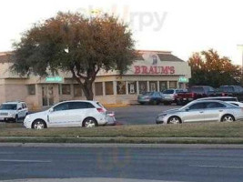 Braum's Ice Cream Dairy Store outside