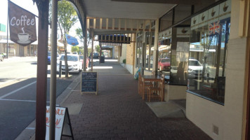 Main Street Diner outside