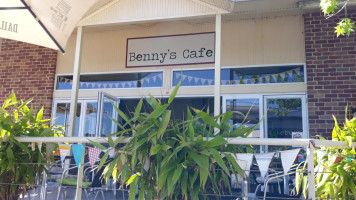 Bennys cafe outside