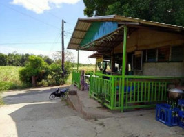 Gina's Lomi Hauz outside