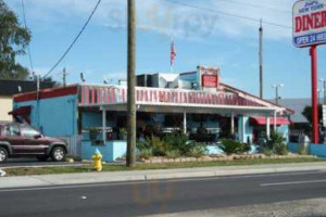 Joe's New York Diner outside