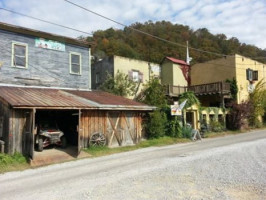 Hatfield Mccoy Resort Inn, Wingo's Grill The Real Mccoy Trails outside