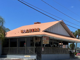 Hooters outside