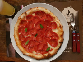 Divina Pizzeria food