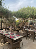 Le Clos Des Oliviers food