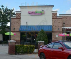 Sweet Frog Frozen Yogurt outside