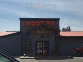 Hooters Flint outside