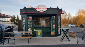 Le Kiosque A Pizza inside