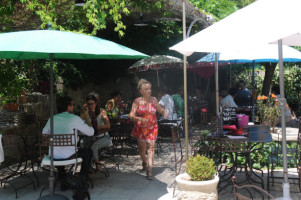 La Table Des Amis outside