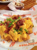 HOOTERS food