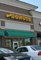 Dev's Donuts outside