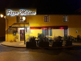 Pizza Melina outside