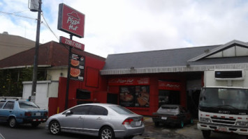 Pizza Hut La Basílica outside