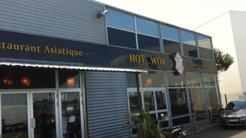 Hot Wok outside