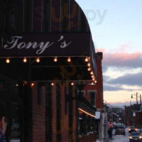 Tony's Italian outside