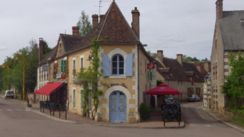 Carrefour De La Puisaye food