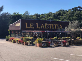 Le Laeticia outside