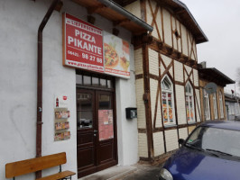 Pizza Pikante outside