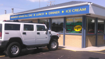 Rico's Family outside