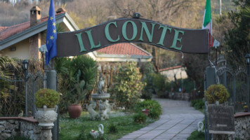 Il Conte outside