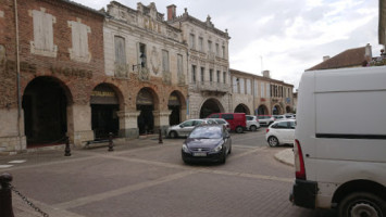 Ecrin De Gourmandises outside