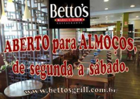 Betto's Grill Canoas outside