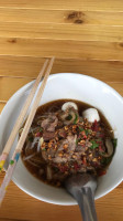 ก๋วยเตี๋ยวขาหมูกรุงศรี food