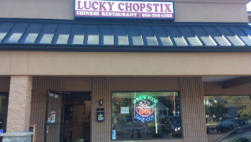 Lucky Chopstix outside