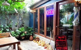 ร้านเตี๋ยวปังนม outside