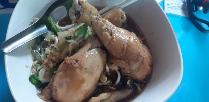 ก๋วยเตี๋ยวน่องไก่ เชียงกลาง food