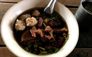 ก๋วยเตี๋ยวป้าลา food